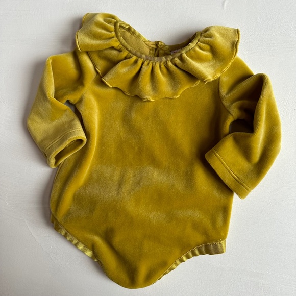 Hanna Andersson Recycled Velour Ruffle Bodysuit - Picture 3 of 6